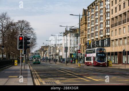 Edinburgh, Schottland, Großbritannien. März 2020. Leere Straßen während der Pandemie von Covid-19 Coronavirus in der Hauptstadt, da die Botschaft, zu Hause zu bleiben, die sozialen Distanzierungsmaßnahmen zu beachten scheint, trotz des schönen Sonnenscheins im Frühling Wirkung zu zeigen. Die Princes Street ist verlassen, abgesehen von Bussen, die einen reduzierten Service anbieten Stockfoto