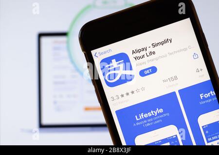 Los Angeles, Kalifornien, USA - 24. März 2020: Alipay-App-Logo auf dem Telefonbildschirm Nahaufnahme mit Website im Hintergrund mit Symbol, Illustrative Editorial Stockfoto