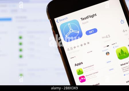 Los Angeles, Kalifornien, USA - 24. März 2020: Logo der TestFlight App auf dem Telefonbildschirm Nahaufnahme mit Website im Hintergrund mit Symbol, Veranschaulichung Stockfoto