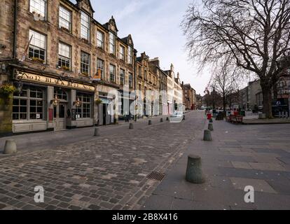 Edinburgh, Schottland, Großbritannien. März 2020. Leere Straßen während der Pandemie von Covid-19 Coronavirus in der Hauptstadt, da die Botschaft, zu Hause zu bleiben, die sozialen Distanzierungsmaßnahmen zu beachten scheint, trotz des schönen Sonnenscheins im Frühling Wirkung zu zeigen. Der Graßmarkt ist verlassen und alle Restaurants und Bars sind geschlossen Stockfoto