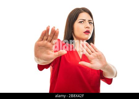 Porträt des schönen Arztes mit Schrubben, die auf weißem Hintergrund eine Stopp-Geste mit Werbetexten machen Stockfoto