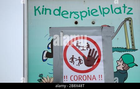 Magdeburg, Deutschland. März 2020. Ein Schild mit der Aufschrift "Corona" weist auf die Schließung des Spielplatzes "Polarstation" im Norden von Magdeburg hin. Sachsen-Anhalt schickt an diesem Wochenende weitere Polizeibeamte auf Patrouille, um zu überprüfen, ob die Regeln für die Eindämmung des neuartigen Coronavirus (Covid-19) eingehalten werden. Kredit: Ronny Hartmann / dpa-Zentralbild / ZB / dpa / Alamy Live News Stockfoto