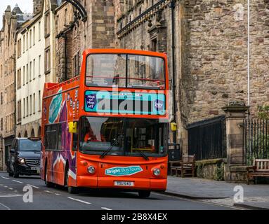Edinburgh, Schottland, Großbritannien. März 2020. Leere Straßen während der Pandemie von Covid-19 Coronavirus in der Hauptstadt, da die Botschaft, zu Hause zu bleiben, die sozialen Distanzierungsmaßnahmen zu beachten scheint, trotz des schönen Sonnenscheins im Frühling Wirkung zu zeigen. Die Royal Mile in Canongate ist nur mit einem leeren Reisebus verlassen Stockfoto