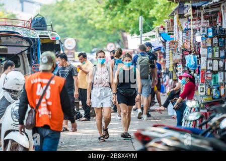 Vientiane, Laos. März 2020. Ausländische Besucher, die Gesichtsmasken tragen, sind auf der Straße in Vientiane, Laos, am 23. März 2020 zu sehen. Laos Menschen haben vorbeugende Maßnahmen gegen die COVID-19 ergriffen, obwohl es keinen bestätigten Fall der Virusinfektion in Laos gibt. Gutschrift: Kaikeo Saiyasane/Xinhua/Alamy Live News Stockfoto