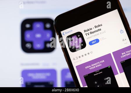 Los Angeles, Kalifornien, USA - 24. März 2020: Rokie Roku TV-App-Logo auf dem Telefonbildschirm Nahaufnahme mit Website im Hintergrund mit Symbol, Illustration Stockfoto