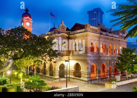 Nachtansicht von der Fußgängerbrücke des Sultan Abdul Samad Building am Merdeka Square, Kuala Lumpur, Malaysia Stockfoto