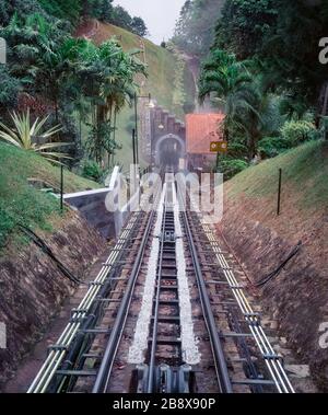 Zugtunnel auf dem Weg zum Penang Hügel, Blick von der Straßenbahn Stockfoto