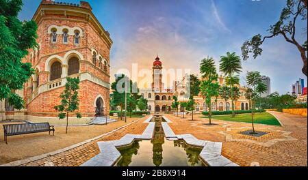 Blick auf den Sonnenuntergang von der Fußgängerbrücke des Sultan Abdul Samad Building am Merdeka Square, Kuala Lumpur, Malaysia. Panorama Stockfoto