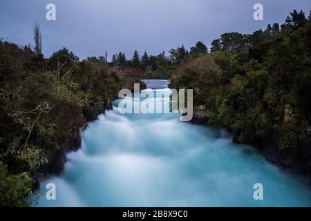 Huka Falls sind eine Reihe von Wasserfällen am Waikato River, der den Lake Taupo in Neuseeland ableitet. Stockfoto
