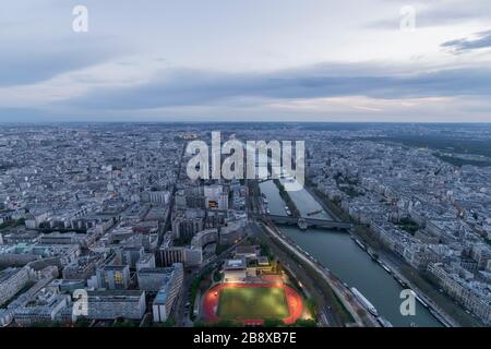 Panorama von Paris am Abend aus der Vogelflucht bei Sonnenuntergang Stockfoto