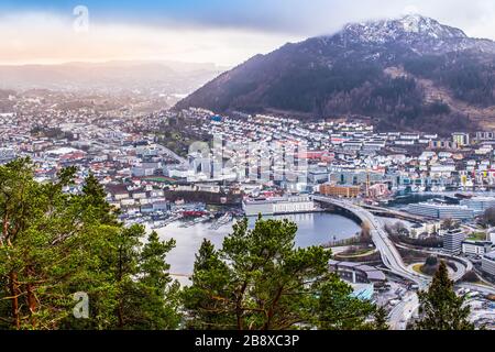Blick auf das Stadtzentrum von Bergen vom Mt Floyen am Ende der Wintersaison Norwegens. Stockfoto