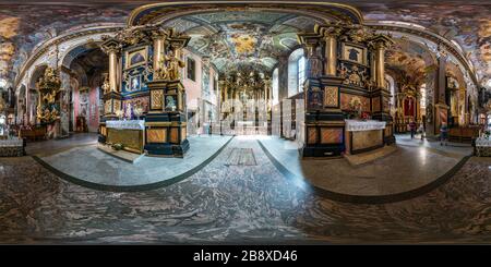 360 Grad Panorama Ansicht von LWIW, UKRAINE - AUGUST 2019: Komplettes, sphärisches, nahtloses hdri-Panorama 360 Grad im Inneren der alten katholischen Kirche Bernardin in Äquiekta