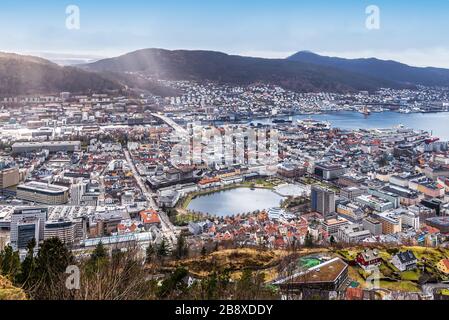 Bergen, Norwegen. Stadt- und Hafenlandschaft von Bergen. Luftbild vom Mount Floyen Stockfoto