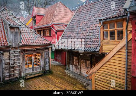 Traditionelle Holzbauten an einem regnerischen Tag, Bryggen, Bergen, Norwegen. Stockfoto