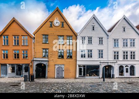 Bryggen Straße mit historischen und berühmten Holzbauten, Bergen, Norwegen. Stockfoto