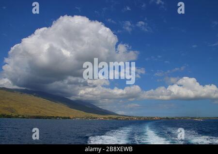 Majestätische Wolken über der Maui-Küste vom Meer aus gesehen Stockfoto