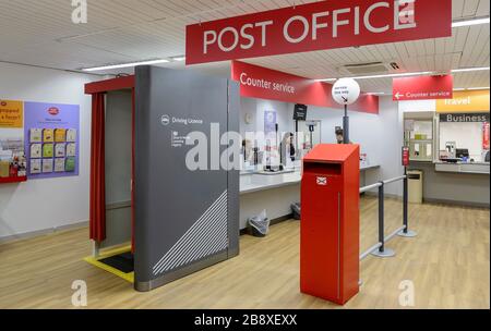 Inneneinrichtung, ohne Kunden, der Post in Bromsgrove, Worcestershire Stockfoto