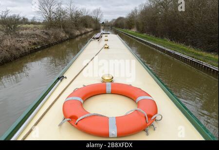 Ein schmales Boot, das friedlich auf dem Canal Grande in der Nähe von Stockton in Warwickshire unterwegs ist. Stockfoto