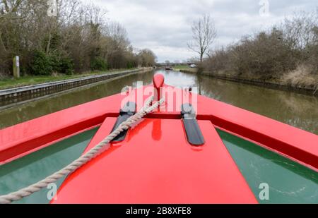 Ein schmales Boot, das friedlich auf dem Canal Grande in der Nähe von Stockton in Warwickshire unterwegs ist. Stockfoto