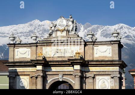 Österreich, Triumpfpforte in Innsbruck, Tyrol mit verschneiten Hafelekar-Berg dahinter Stockfoto