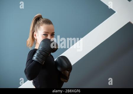 Boxerin in Schutzstellung Stockfoto