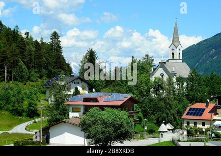 Österreich, Tyrol, kleines Bergdorf Piller im Pitztal, Wohnungen mit Solaranlagen Stockfoto