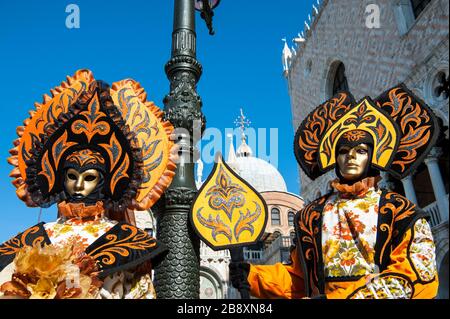 VENEDIG, ITALIEN - 22. Februar 2020: Die Masken des Karnevals 2020 in Venedig Stockfoto