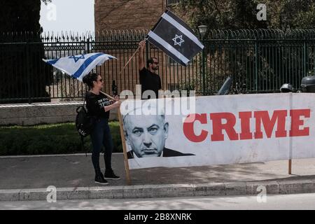 Jerusalem, Israel. März 2020. Die Black-Flags-Bewegung bringt einen Konvoi von über 1.000 Autos in die Knesset, das israelische Parlament, schwenkt israelische und schwarze Flaggen und protestiert damit gegen den angeblichen Versuch der Regierung Netanyahu, die Gesetzgebung zu manipulieren und Coronavirus Notfallmaßnahmen zu missbrauchen, um die Demokratie für politische und persönliche Vorteile zu "hijack". Ein Einspruch des Obersten Gerichtshofs ist im Gange, der darauf abzielt, die volle Macht des Parlaments wiederherzustellen, die vom Knesset-Sprecher Edelstein, einem Verbündeten Netanyahus, für die Arbeit blockiert wird. Gutschrift: Nir Alon/Alamy Live News Stockfoto