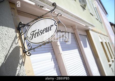 Stuttgart, Deutschland. März 2020. An einem geschlossenen Friseursalon hängt ein Schild mit der Aufschrift "Friseur". Um die Ausbreitung des Coronavirus zu verlangsamen, haben die Friseure nun geschlossen. Credit: Sebastian Gollnow / dpa / Alamy Live News Stockfoto