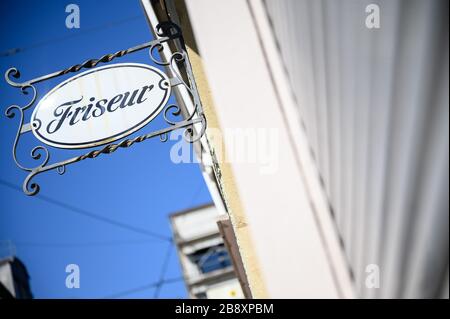 Stuttgart, Deutschland. März 2020. An einem geschlossenen Friseursalon hängt ein Schild mit der Aufschrift "Friseur". Um die Ausbreitung des Coronavirus zu verlangsamen, haben die Friseure nun geschlossen. Credit: Sebastian Gollnow / dpa / Alamy Live News Stockfoto