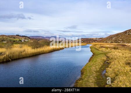 Luftbild des Gweebarra River zwischen Doochary und Lettermacaward in Donegal - Irland Stockfoto