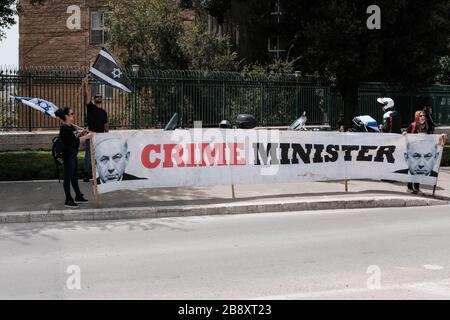 Jerusalem, Israel. März 2020. Die Black-Flags-Bewegung bringt einen Konvoi von über 1.000 Autos in die Knesset, das israelische Parlament, schwenkt israelische und schwarze Flaggen und protestiert damit gegen den angeblichen Versuch der Regierung Netanyahu, die Gesetzgebung zu manipulieren und Coronavirus Notfallmaßnahmen zu missbrauchen, um die Demokratie für politische und persönliche Vorteile zu "hijack". Ein Einspruch des Obersten Gerichtshofs ist im Gange, der darauf abzielt, die volle Macht des Parlaments wiederherzustellen, die vom Knesset-Sprecher Edelstein, einem Verbündeten Netanyahus, für die Arbeit blockiert wird. Gutschrift: Nir Alon/Alamy Live News Stockfoto