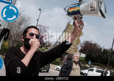 Jerusalem, Israel. März 2020. Die Black-Flags-Bewegung bringt einen Konvoi von über 1.000 Autos in die Knesset, das israelische Parlament, schwenkt israelische und schwarze Flaggen und protestiert damit gegen den angeblichen Versuch der Regierung Netanyahu, die Gesetzgebung zu manipulieren und Coronavirus Notfallmaßnahmen zu missbrauchen, um die Demokratie für politische und persönliche Vorteile zu "hijack". Ein Einspruch des Obersten Gerichtshofs ist im Gange, der darauf abzielt, die volle Macht des Parlaments wiederherzustellen, die vom Knesset-Sprecher Edelstein, einem Verbündeten Netanyahus, für die Arbeit blockiert wird. Gutschrift: Nir Alon/Alamy Live News Stockfoto