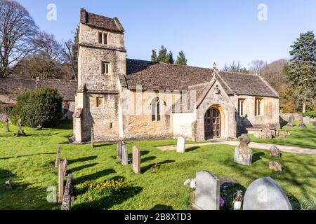 Frühling in der St Margarets Kirche im Cotswold Dorf Bagendon, Gloucestershire UK Stockfoto