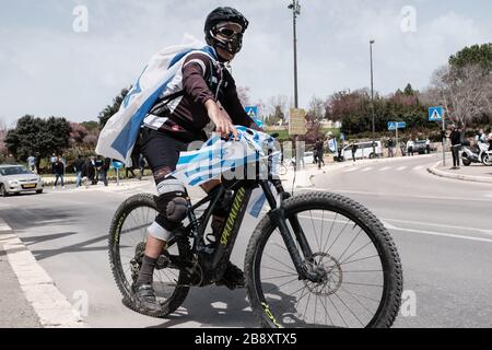 Jerusalem, Israel. März 2020. Die Black-Flags-Bewegung bringt einen Konvoi von über 1.000 Autos in die Knesset, das israelische Parlament, schwenkt israelische und schwarze Flaggen und protestiert damit gegen den angeblichen Versuch der Regierung Netanyahu, die Gesetzgebung zu manipulieren und Coronavirus Notfallmaßnahmen zu missbrauchen, um die Demokratie für politische und persönliche Vorteile zu "hijack". Ein Einspruch des Obersten Gerichtshofs ist im Gange, der darauf abzielt, die volle Macht des Parlaments wiederherzustellen, die vom Knesset-Sprecher Edelstein, einem Verbündeten Netanyahus, für die Arbeit blockiert wird. Gutschrift: Nir Alon/Alamy Live News Stockfoto