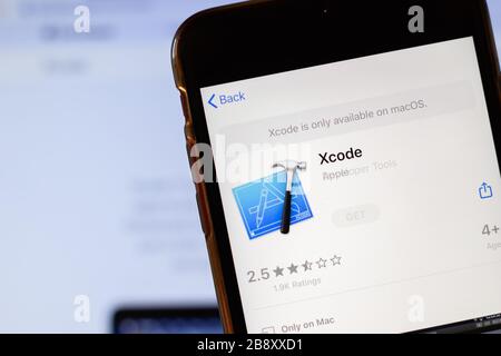 Los Angeles, Kalifornien, USA - 24. März 2020: Xcode APP-Logo auf dem Telefonbildschirm Nahaufnahme mit Website im Hintergrund mit Symbol, Illustrative Editorial Stockfoto
