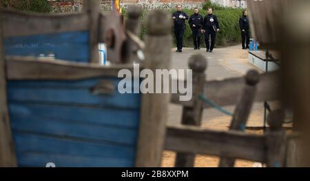 Magdeburg, Deutschland. März 2020. Mitarbeiter der Stadtwache, eine Kooperation zwischen dem Ordnungsamt in Magdeburg und der Polizei, patrouillieren auf dem Spielplatz "Polarstation" im Norden von Magdeburg. Sachsen-Anhalt schickt an diesem Wochenende mehr Polizisten auf Patrouille, um zu überprüfen, ob die Regeln für die Eindämmung des neuartigen Corona-Virus (Covid-19) eingehalten werden. Kredit: Ronny Hartmann / dpa-Zentralbild / ZB / dpa / Alamy Live News Stockfoto