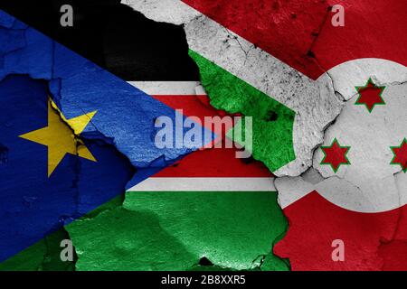 Flaggen des Südsudan und Burundis auf gerissene Wand gemalt Stockfoto