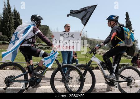 Jerusalem, Israel. März 2020. Die Black-Flags-Bewegung bringt einen Konvoi von über 1.000 Autos in die Knesset, das israelische Parlament, schwenkt israelische und schwarze Flaggen und protestiert damit gegen den angeblichen Versuch der Regierung Netanyahu, die Gesetzgebung zu manipulieren und Coronavirus Notfallmaßnahmen zu missbrauchen, um die Demokratie für politische und persönliche Vorteile zu "hijack". Ein Einspruch des Obersten Gerichtshofs ist im Gange, der darauf abzielt, die volle Macht des Parlaments wiederherzustellen, die vom Knesset-Sprecher Edelstein, einem Verbündeten Netanyahus, für die Arbeit blockiert wird. Gutschrift: Nir Alon/Alamy Live News Stockfoto