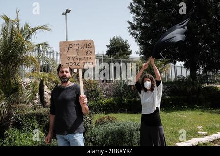 Jerusalem, Israel. März 2020. Die Black-Flags-Bewegung bringt einen Konvoi von über 1.000 Autos in die Knesset, das israelische Parlament, schwenkt israelische und schwarze Flaggen und protestiert damit gegen den angeblichen Versuch der Regierung Netanyahu, die Gesetzgebung zu manipulieren und Coronavirus Notfallmaßnahmen zu missbrauchen, um die Demokratie für politische und persönliche Vorteile zu "hijack". Ein Einspruch des Obersten Gerichtshofs ist im Gange, der darauf abzielt, die volle Macht des Parlaments wiederherzustellen, die vom Knesset-Sprecher Edelstein, einem Verbündeten Netanyahus, für die Arbeit blockiert wird. Gutschrift: Nir Alon/Alamy Live News Stockfoto