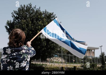 Jerusalem, Israel. März 2020. Die Black-Flags-Bewegung bringt einen Konvoi von über 1.000 Autos in die Knesset, das israelische Parlament, schwenkt israelische und schwarze Flaggen und protestiert damit gegen den angeblichen Versuch der Regierung Netanyahu, die Gesetzgebung zu manipulieren und Coronavirus Notfallmaßnahmen zu missbrauchen, um die Demokratie für politische und persönliche Vorteile zu "hijack". Ein Einspruch des Obersten Gerichtshofs ist im Gange, der darauf abzielt, die volle Macht des Parlaments wiederherzustellen, die vom Knesset-Sprecher Edelstein, einem Verbündeten Netanyahus, für die Arbeit blockiert wird. Gutschrift: Nir Alon/Alamy Live News Stockfoto