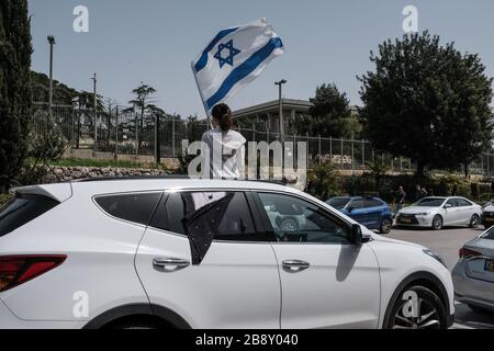 Jerusalem, Israel. März 2020. Die Black-Flags-Bewegung bringt einen Konvoi von über 1.000 Autos in die Knesset, das israelische Parlament, schwenkt israelische und schwarze Flaggen und protestiert damit gegen den angeblichen Versuch der Regierung Netanyahu, die Gesetzgebung zu manipulieren und Coronavirus Notfallmaßnahmen zu missbrauchen, um die Demokratie für politische und persönliche Vorteile zu "hijack". Ein Einspruch des Obersten Gerichtshofs ist im Gange, der darauf abzielt, die volle Macht des Parlaments wiederherzustellen, die vom Knesset-Sprecher Edelstein, einem Verbündeten Netanyahus, für die Arbeit blockiert wird. Gutschrift: Nir Alon/Alamy Live News Stockfoto