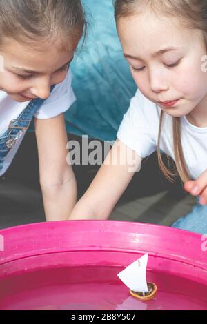 Ein Mädchen spielt zu Hause in einem Nußschalenboot. Stockfoto