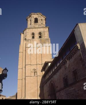 TORRE DE PLANTA CUADRADA CONSERVA DE EPOCA ROMANICA SOLO LOS DOS CUERPOS INFERIORES LOS SUPERIORES SON DEL SIGLO XVI LAGE: COLEGIATA DE SANTA MARIA LA MAYOR. TORO. SPANIEN. Stockfoto