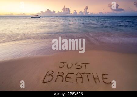 Handschriftlich nur atmen am Strand bei Sonnenuntergang, entspannen und Sommerkonzept, Dominikanische republik Strand. Stockfoto