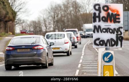 Ein Schild, in dem die Menschen aufgefordert werden, "nach Hause zu gehen", das an einer Ampel auf der A64 in Richtung der Küstenstadt Scarborough, North Yorkshire, angebracht wurde. Wie Premierminister Boris Johnson sagte, ist die Regierung bereit, härtere Einschränkungen zu verhängen, um die Ausbreitung des Coronavirus einzudämmen, wenn die Menschen nicht den Leitlinien für soziale Distanzierungen folgen. Stockfoto