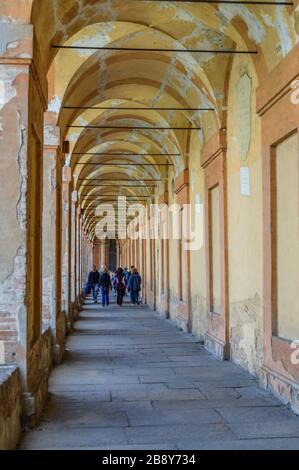 BOLOGNA - 25. APRIL 2017: Innenansicht im Portico di San Luca, eine monumentale überdachte Arkade, die Porta Saragozza mit der Kirche San Luca verbindet Stockfoto