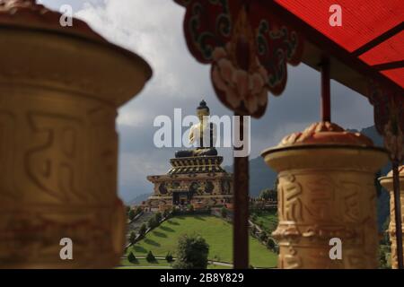 Gebeträder mit buddha-statue im Tathagata Tsal (Buddha-Park) in der ravangla sikkim Indien Stockfoto