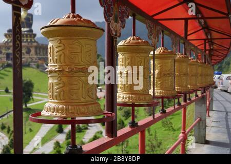 Der Weg zum Tathagata Tsal (Buddha Park) in der ravangla sikkim Indien ist ein Rad des Gebetts Stockfoto