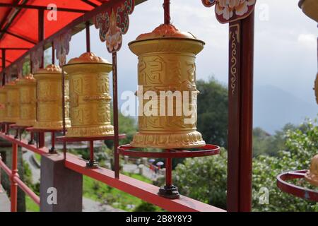 Der Weg zum Tathagata Tsal (Buddha Park) in der ravangla sikkim Indien ist ein Rad des Gebetts Stockfoto